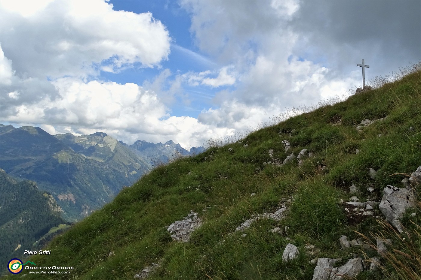 64 Ultimo ripido strappo con attenzione per la cima del Pizzo Badile.JPG